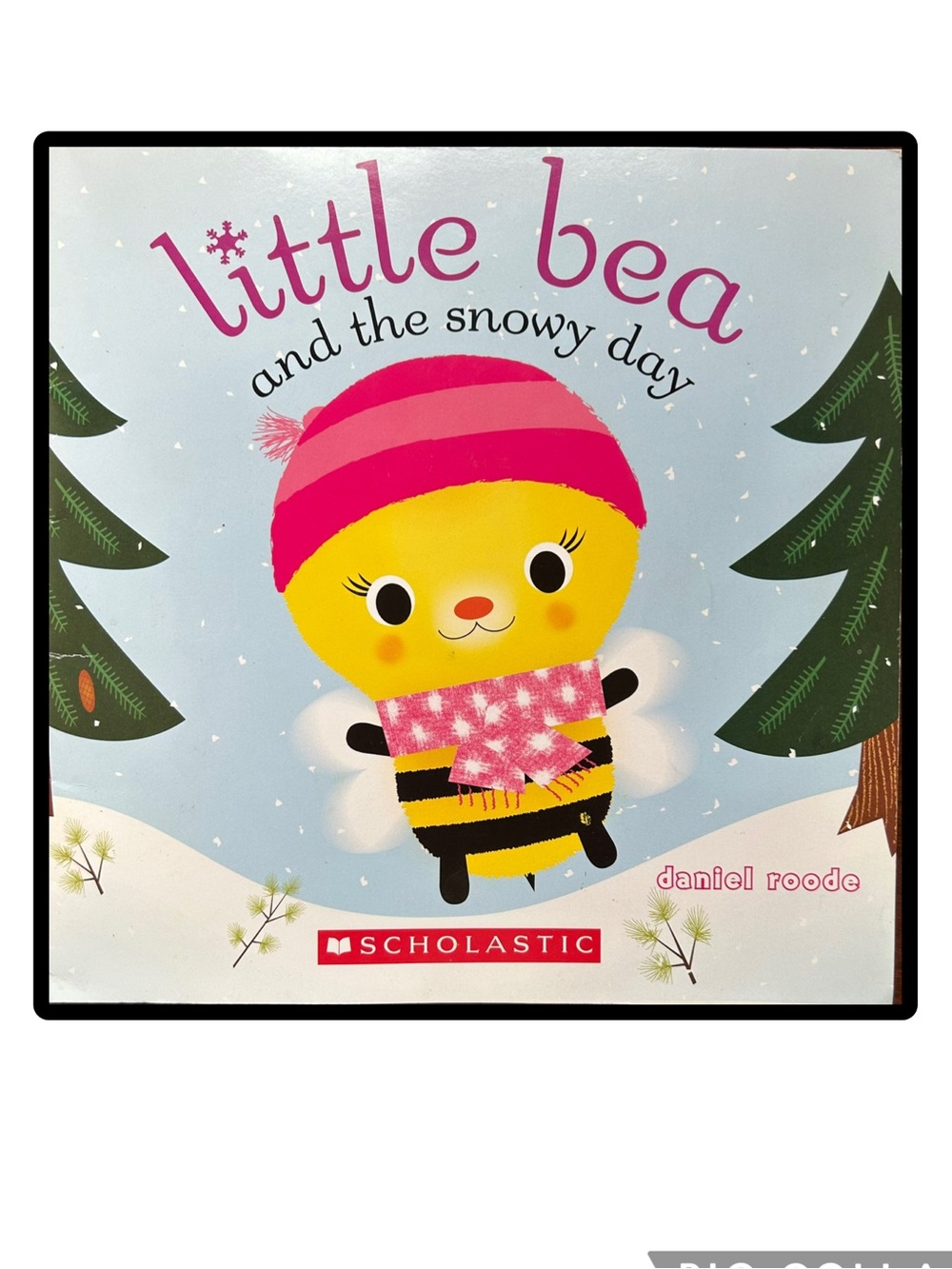BUNDLE & SAVE 🐝 Little Bea and the snowy day softcover Book by Daniel Roode